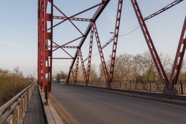 Uralsk şehrinde Ural (Zhaiyk) nehri üzerindeki demir yol köprüsü.
