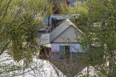 Kazakistan 'da sel. Dakika bölgesinde su basmış bir ev. Nehir kıyılarından taştı. Kazakistan 'da felaketler.