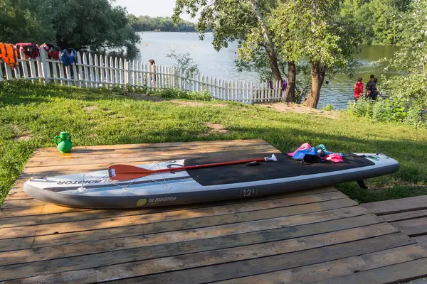 Stock image Uralsk, Oral, Kazakhstan (Qazaqstan), 07.07.2024: A paddle and an inflatable SUP board lie on a wooden floor.