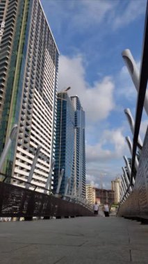 Gürcistan, Batumi, 1.09.2024: Batumi 'deki Kahramanlar Sokağı meydanında yeni yaya köprüsü. Kahramanlar Sokağı 'ndan Şerif Khimshiashvili caddesindeki yeni yaya köprüsü. Georgia 'ya git.. 