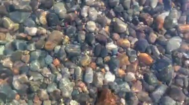 Karadeniz 'in çok renkli çakıl taşları. Karadeniz 'in şeffaf suları. Temiz deniz ve dalgalı kıç. Georgia 'ya git. Batumi 'de deniz tatili.