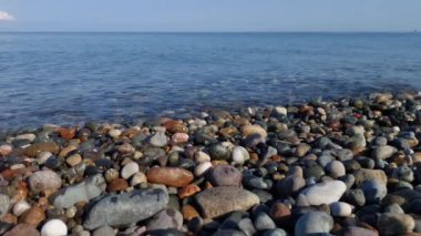 Karadeniz kıyısında büyük çok renkli çakıl taşları. Batumi 'deki çakıl taşı plajı. Karadeniz 'in çakıl taşı kıyısı. Georgia 'ya git. Batumi 'de deniz tatili.