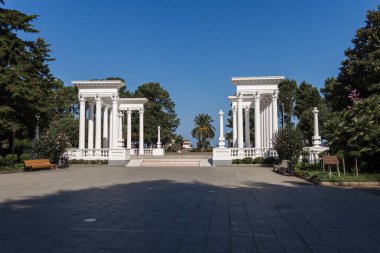 Gürcistan, Batumi, 2.09.2024: Batumi 'de güzel sütunlar. Adjara 'nın başkentinde Yunan tarzında eşsiz kapılar. Georgia 'nın simgesi. Batum doktoru D. Mchedlidze 'nin fikri. Mimar B. Kirakosyan tarafından hazırlanan proje. Georgia 'ya git..