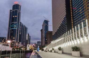 Gürcistan, Batumi, 1.09.2024: Akşamları Batumi 'nin yeni ilçesindeki modern binalar ve gökdelenler. Güzel ışıklandırmalı yeni yaya köprüsü. Georgia 'ya git..