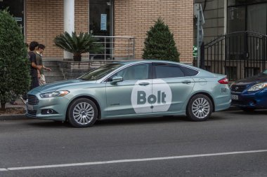 Gürcistan, Batumi, 1.09.2024: Batumi 'de sokağa park edilmiş bir Bolt taksi. Arabanın üzerindeki Bolt Şirketi logosu. Georgia 'ya git..