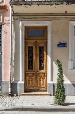 Batumi (Gürcistan) şehrinde eski ve güzel bir ahşap kapı. Georgia 'ya git..