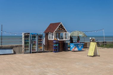 Georgia, Batumi, 31.08.2024: Batumi 'de buzdolaplı, soğuk içecek ve dondurmalı bir sahil barı. Sahildeki büfe. Georgia 'ya git..