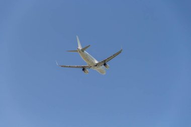 Bir yolcu uçağı gökyüzünde uçuyor. Aşağıdan bir yolcu uçağı..