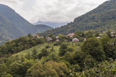 Georgia dağlarında yüksek evler. Georgia 'daki köyler. Georgia 'ya git..