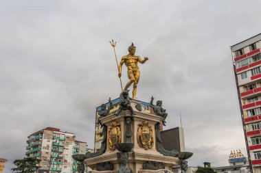 Gürcistan, Batumi, 29.08.2024: Batum Tiyatro Meydanı 'ndaki Neptune Çeşmesi. Georgia 'ya git..