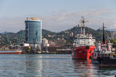 Gürcistan, Batumi, 28.08.2024: Akhtiar ve römorkör Batum limanına demirlemiştir. Batumi limanı. Karadeniz seddindeki gemiler. Georgia 'ya git..