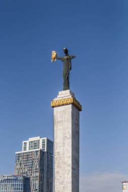 Gürcistan, Batumi, 28.08.2024: Batumi 'de Avrupa Meydanı' nda Altın Post 'lu Medea Heykeli. Batumi 'nin simgesi. Georgia 'ya git..
