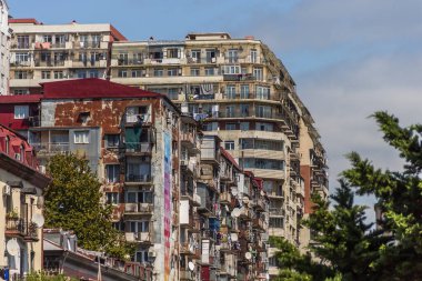 Gürcistan, Batumi, 28.08.2024: Batum şehrinde paslı duvarları olan çok katlı eski binalar. Batum gecekondu mahallesi. Korkunç Khrushchev dönemi binaları. Georgia 'ya git..