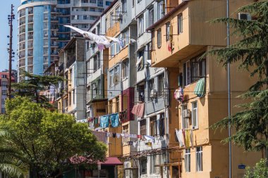 Gürcistan, Batumi, 28.08.2024: Batumi sokaklarında çamaşır kurutma. Batum rengi. Eski apartman binaları ve Georgia 'da çamaşırları kurutmak. Georgia 'ya git..