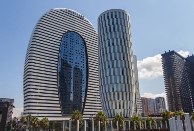 Gürcistan, Batumi, 28.08.2024: Marriott Hotel 'in avlusu ve Batumi' nin yeni ilçesindeki Adalet Evi. Georgia 'da çekicilik. Georgia 'ya git..
