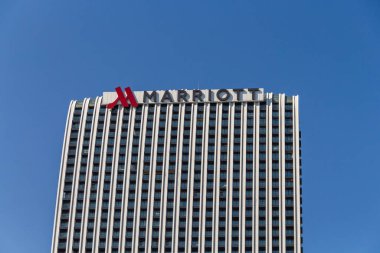 Gürcistan, Batumi, 28.08.2024: Batumi 'deki yeni gökdelen Marriott Oteli. İttifak Ayrıcalıklı Kompleksi 'nin yeni binasının büyük Marriott logosu. Georgia 'ya git..