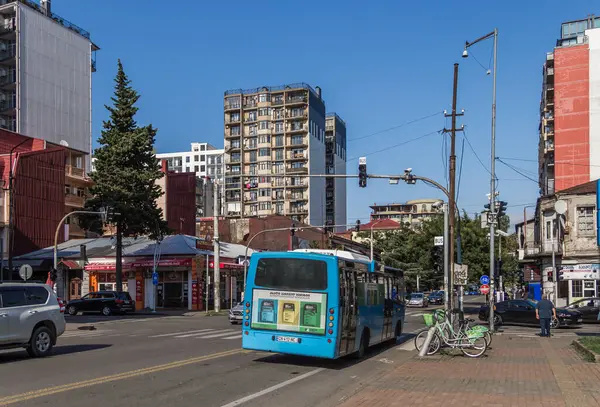 Gürcistan, Batumi, 1.09.2024: Batum Caddesi. Batumi 'deki toplu taşıma otobüsü. Şehirde bisiklet kiralama yeri var. Georgia 'ya git..