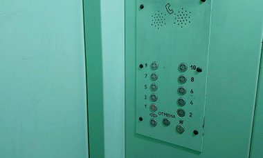 Asansör düğmeleri numaralar ve katlar. Asansörün içinde düğmeler olan asansör paneli. Eski bir asansör kabini..