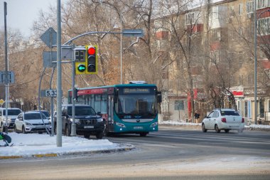 Uralsk, Kazakistan (Kazakistan), 20.12.2024: Uralsk kentinde toplu taşıma. Arabalar trafik ışıklarında durur. Kazakistan 'daki belediye otobüsü.