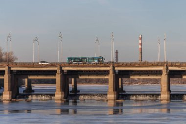 Uralsk, Kazakistan (Kazakistan), 12.01.2025: Uralsk Chagan Nehri üzerindeki otomobil köprüsü. Arabalar köprüde..