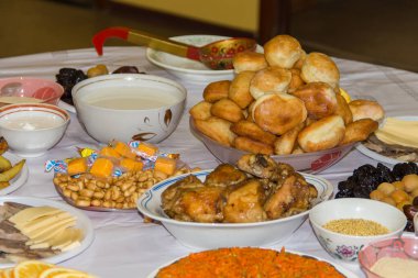 Uralsk, Kazakistan (Kazakistan), 20.03.2025: Nauryz bayramı için Dastarkhan. Ulusal Kazak yemekleri. Baursaks ve Kozhe.