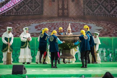 Uralsk, Kazakistan (Kazakistan), 22.03.2025: Taikazan 'ı Nauryz bayramında büyük sahneye çıkarıyorlar. Taikazan, Nauryz tatilinde..