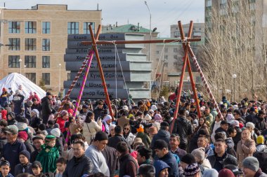 Uralsk, Kazakistan (Kazakistan), 22.03.2025: Nauryz ve Altybakan salıncağını kutlayan kalabalık.