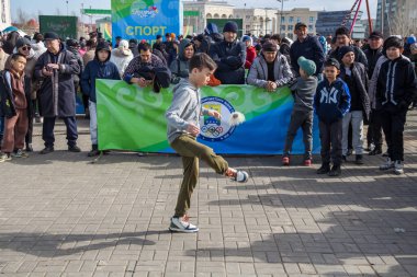 Uralsk, Kazakistan (Kazakistan), 22.03.2025: Nauryz kutlamaları sırasında ulusal oyun Lianga. Lianga oynayan çocuk..