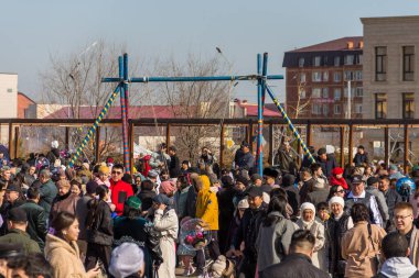 Uralsk, Kazakistan (Kazakistan), 22.03.2025: Nauryz ve Altybakan salıncağını kutlayan kalabalık.