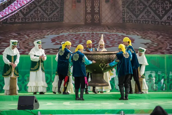 Uralsk, Kazakistan (Kazakistan), 22.03.2025: Taikazan 'ı Nauryz bayramında büyük sahneye çıkarıyorlar. Taikazan, Nauryz tatilinde..