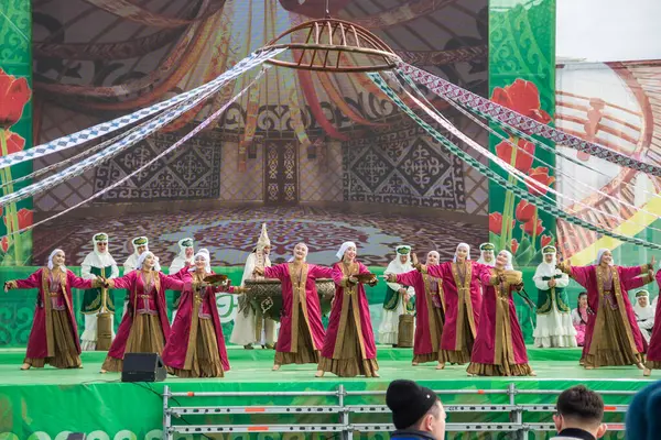 Uralsk, Kazakistan (Kazakistan), 22.03.2025: Nauryz tatilinin büyük sahnesinde ulusal kostümlerle dans etmek. Nauryz tatili.