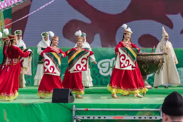 Uralsk, Kazakistan (Kazakistan), 22.03.2025: Nauryz bayramında ellerinde kurak-korpe ile ulusal kostümlerle dans etmek. Nauryz tatili. Elinde bir battaniyeyle dans ediyor..