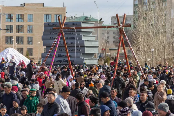 Uralsk, Kazakistan (Kazakistan), 22.03.2025: Nauryz ve Altybakan salıncağını kutlayan kalabalık.