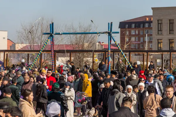Uralsk, Kazakistan (Kazakistan), 22.03.2025: Nauryz ve Altybakan salıncağını kutlayan kalabalık.