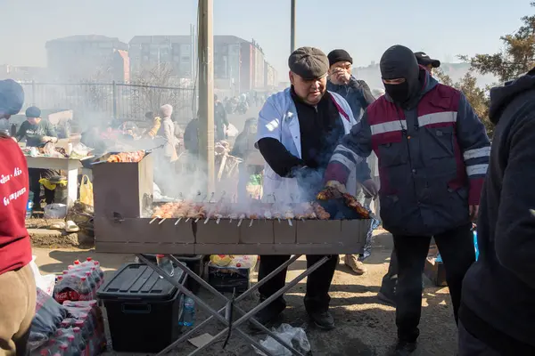 Uralsk, Kazakistan (Kazakistan), 22.03.2025: Nauryz bayramı için ızgarada şiş pişirme. Dumanlı shashlik temiz havada.