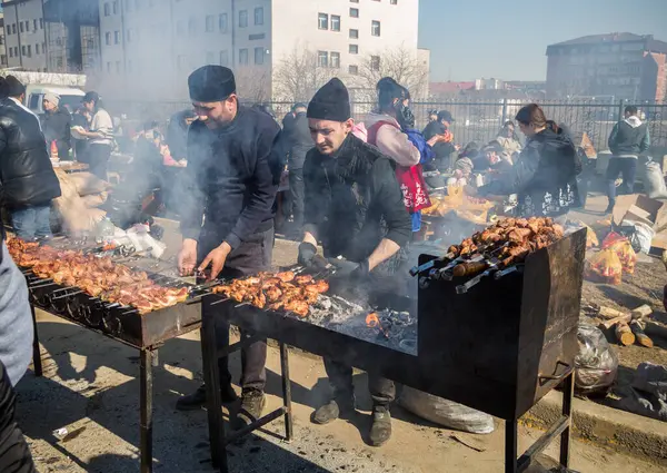 Uralsk, Kazakistan (Kazakistan), 22.03.2025: Nauryz bayramı için ızgarada şiş pişirme. Dumanlı shashlik temiz havada.