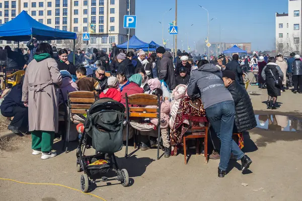 Uralsk, Kazakistan (Kazakistan), 22.03.2025: Nauryz kutlamaları sırasında insanlar dışarıda yemek yiyor. Kazakistan 'da bahar ekinoksu gününde açık hava pikniği.