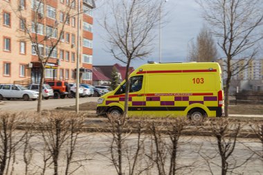 Uralsk, Kazakistan (Kazakistan), 22.03.2025: Yolda bir ambulans arabası hız yapıyor. Kazakistan 'da bir ambulans arabası. Bir ambulans çağrıya geliyor..