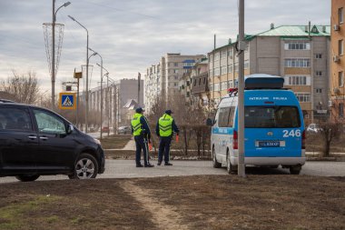 Uralsk, Kazakistan (Kazakistan), 22.03.2025: Devriye polisi yolu kapattı. Kazakistan devriye aracı 