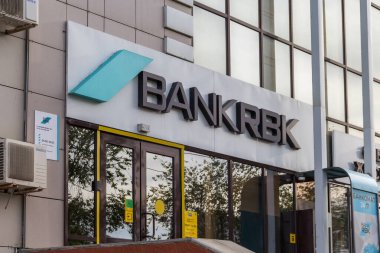 Atyrau, Kazakistan (Kazakistan), 10.05.2025: Binanın girişinde RBK Bank logosu.