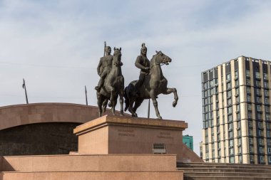 Atyrau, Kazakistan (Kazakistan), 10.05.2025: Atyrau Meydanı 'ndaki Isatay Taymanuly ve Makhambet Otemisuly Anıtı.
