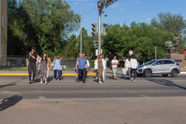 Uralsk, Kazakistan (Kazakistan), 30.05.2025 - Yeşil ışıkta geçen bir kalabalık.
