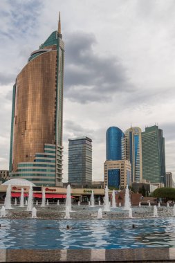 Astana, Kazakistan (Kazakistan), 18 Temmuz 2025 - Kazakistan Ulaştırma Bakanlığı binası. Önde fıskiye meydanı var. Ulaşım kulesi binası..