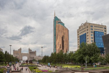 Astana, Kazakistan (Kazakistan), 18 Temmuz 2025 - Astana iş merkezinde yer alan Kazakistan Cumhuriyeti Enerji Bakanlığı binası. Soldaki ise idari kompleksin kemeri 