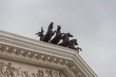 Astana, Kazakistan (Kazakistan), 18 Temmuz 2025 - Astana Opera Tiyatrosu 'nun çatısına Saka Kraliçesi Tomiris' in görüntüsünde bir kuadriga yerleştirildi. Bronz kompozisyonun yazarı Kazak usta Kanat Nurbaturov 'dur..