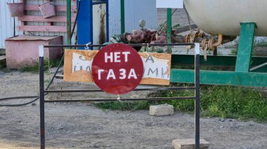 Uralsk (Oral), Kazakistan, 1 Ağustos 2025 - Benzin istasyonu ekipmanlarının arka planında 