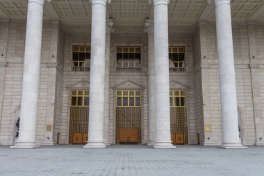 Astana, Kazakistan (Kazakistan), 18 Temmuz 2025 - Astana Opera Tiyatrosu cephesi, büyük sütunlar, güzel kapılar ve pencereler ve klasik tarzda dekoratif unsurlarla.