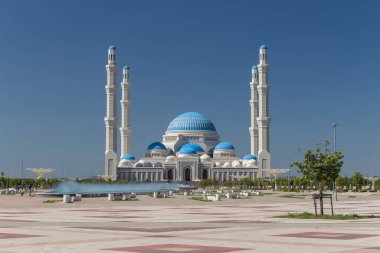 Astana, Kazakistan (Kazakistan), 20 Temmuz 2025 - Astana Merkez Camii mavi kubbeleri ve minareleri ile. Açık mavi gökyüzüne karşı modern İslam mimarisi.
