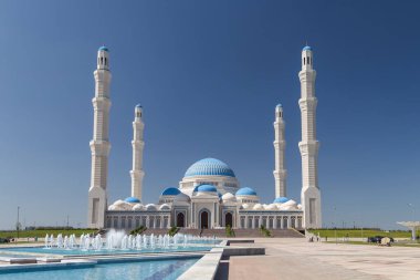 Astana, Kazakistan (Kazakistan), 20 Temmuz 2025 - Astana Merkez Camii, Orta Asya 'nın en büyük camilerinden biridir. Mavi kubbeleri ve dört minaresi olan muhteşem bir bina, çeşmelerle çevrili..