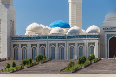 Astana, Kazakistan (Kazakistan), 20 Temmuz 2025 - Arapça yazı ve Astana 'daki Merkez Cami' nin güzel dekoratif ayrıntıları. Mavi kubbesi ve minareleri olan etkileyici İslami mimari.